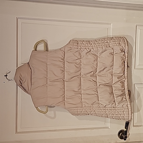 Old navy fleece lined oatmeal colored puffer vest snapping pockets - Picture 3 of 3